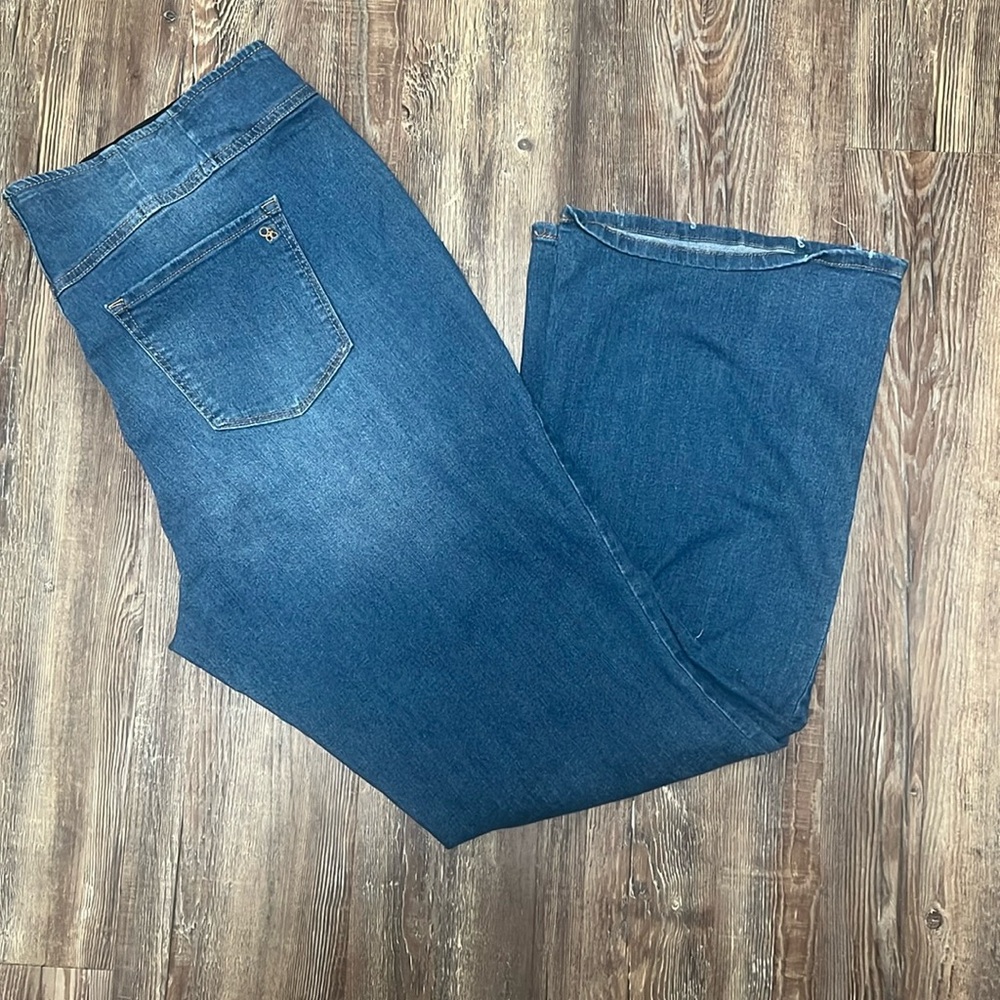 Jessica Simpson pull on Flare leg jeans. Like new condition. Only wore once.